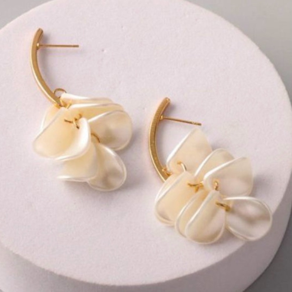 * Tulip Pearl Earrings NEW